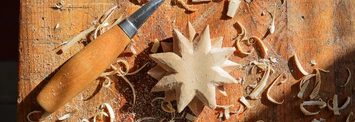 Schnitzmesser und geschnitzter Stern